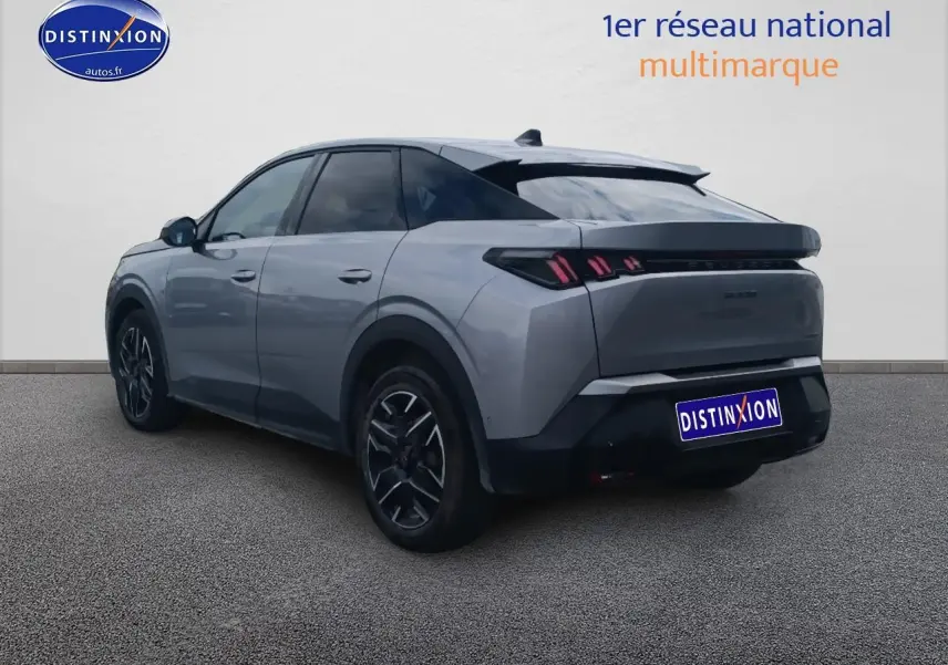 Peugeot 3008 gris Artense vue 3/4 arrière droit, avec feux arrière LED et jantes alu noires.