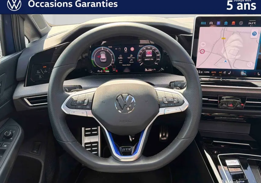 Vue intérieure centrée sur le volant sport cuir noir avec badge GTE et tableau de bord digital de la Volkswagen Golf 1.5 eHybrid 2025.