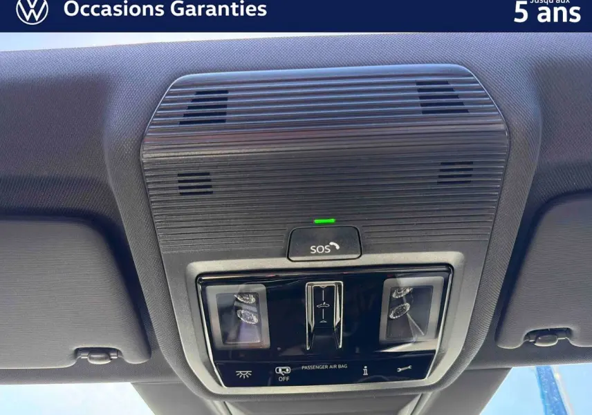 Vue intérieure en gros plan du plafonnier avec éclairage et bouton SOS de la Volkswagen Golf 1.5 eHybrid 2025.