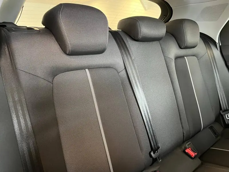 Vue rapprochée de la banquette arrière noire tissu de l'Audi A1 Sportback avec appuie-têtes et ceintures visibles