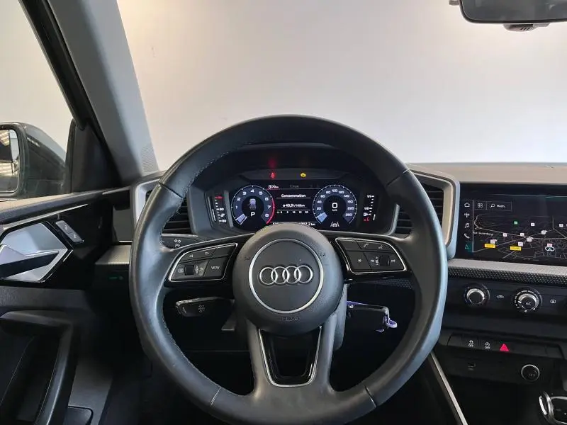 Vue frontale du volant cuir multifonction et tableau de bord numérique de l'Audi A1 Sportback noir Mythic métallisé 2020.