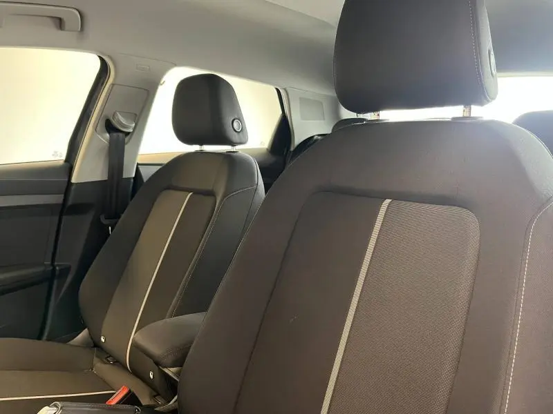 Gros plan sur les sièges avant noirs avec bande centrale claire de l'Audi A1 Sportback 25 TFSI Business line 2020.