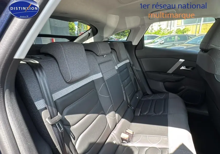 Vue intérieure arrière côté gauche de la banquette en tissu et cuir noir de la Citroën C4 1.5 BlueHDi 130 Max EAT8.