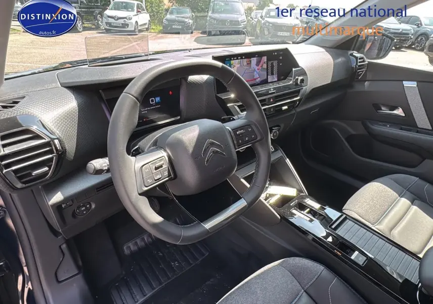 Vue intérieure côté conducteur du poste de pilotage de la Citroën C4 1.5 BlueHDi 130 en finition 2025, avec volant cuir et écran tactile.