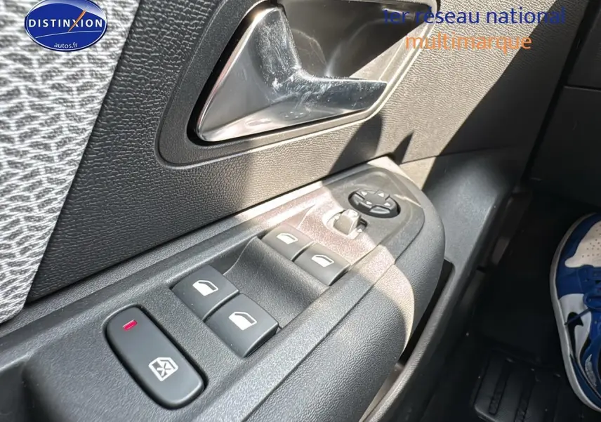 Gros plan sur les commandes des vitres et rétroviseurs côté conducteur d'une Citroën C4 1.5 BlueHDi 130 bleu Eclipse.