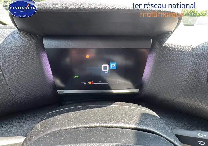 Affichage tête haute numérique de la Citroën C4 1.5 BlueHDi 130, vue intérieure centrée sur le tableau de bord.