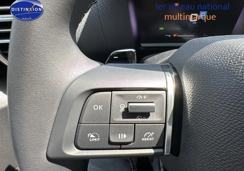 Gros plan sur les commandes multifonctions noires à gauche du volant cuir du Citroën C4 bleu Eclipse 2025.