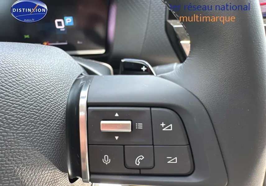 Gros plan sur les commandes au volant cuir de la Citroën C4 1.5 BlueHDi 130, avec boutons multifonctions.