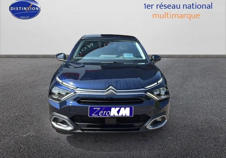 Vue frontale d'une Citroën C4 1.5 BlueHDi 130 Max EAT8 en bleu eclipse avec phares LED et calandre chromée.
