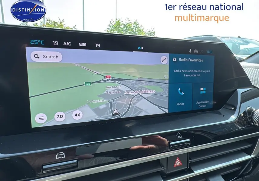 Écran tactile du tableau de bord de la Citroën C4 Bleu Eclipse 2025 affichant la navigation GPS.