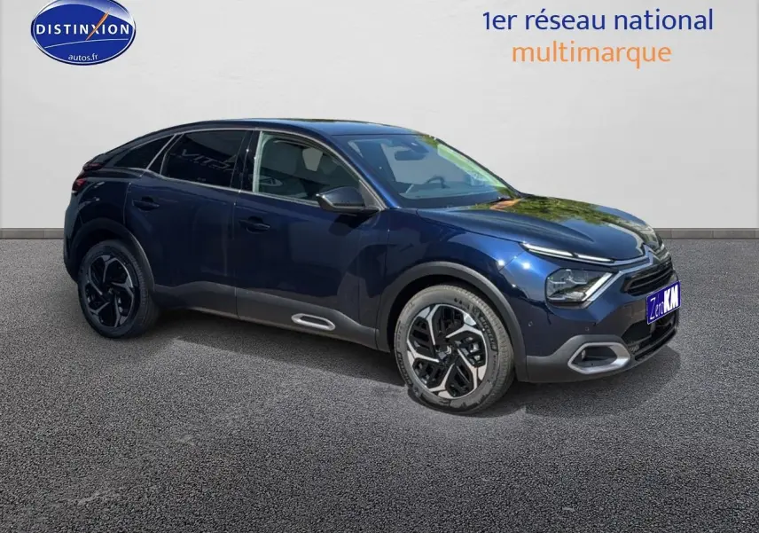 Vue 3/4 avant droite d'une Citroën C4 1.5 BlueHDi 130 bleu eclipse avec jantes alu et vitres surteintées.
