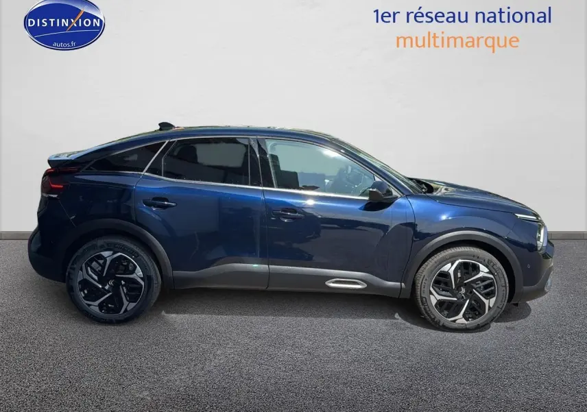 Profil droit d'une Citroën C4 bleu eclipse 2025 avec jantes alu et vitres arrière surteintées.