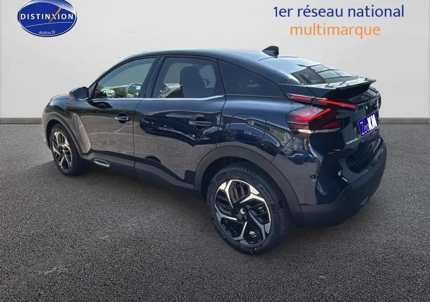 Vue 3/4 arrière droite d'une Citroën C4 2025 bleu eclipse avec jantes alu et vitres surteintées.