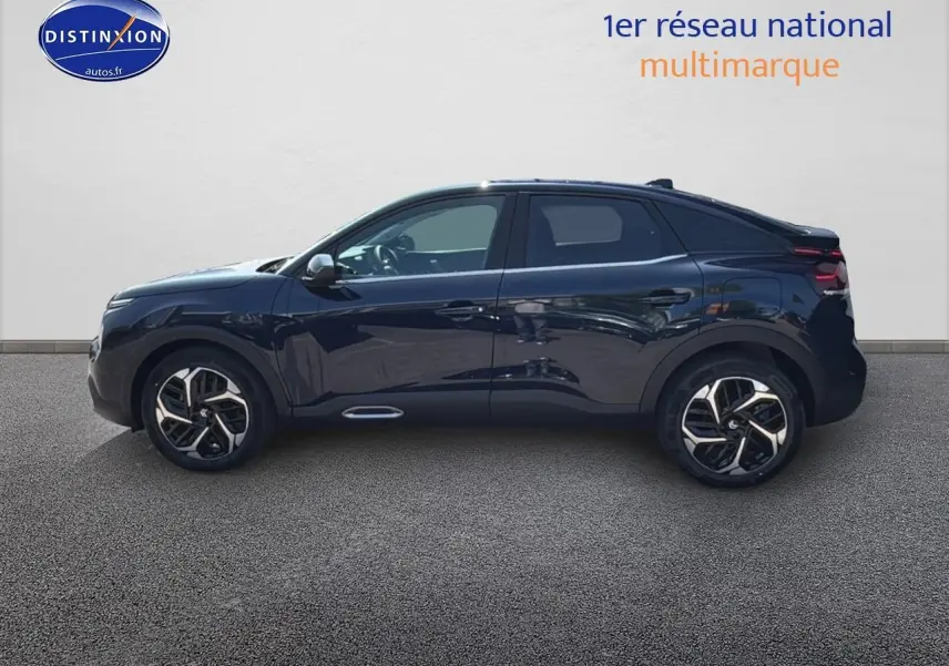 Vue de profil côté gauche d'une Citroën C4 1.5 BlueHDi 130 Max EAT8 bleu éclipse avec jantes alliage distinctives.