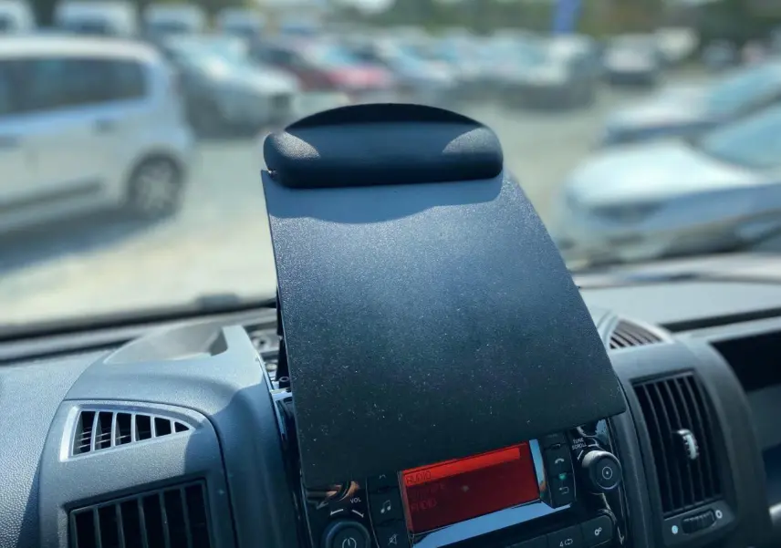 Tablette repliable au-dessus de la console centrale du tableau de bord du Citroën Jumper blanc 2023, vue intérieure frontale.