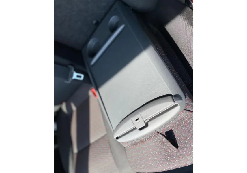 Détail de la tablette rabattable avec porte-gobelets sur le siège passager du Citroën Jumper blanc 2023.