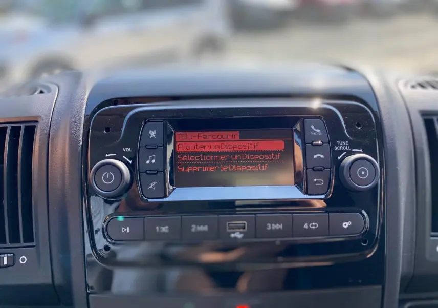 Détail du tableau de bord du Citroën Jumper 2023, écran central affichant les options Bluetooth en mode sélection.