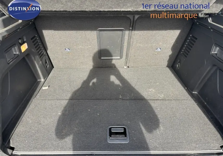 Coffre spacieux du Peugeot 3008 gris platinium, vue de l'intérieur vers l'arrière avec revêtement en tissu gris.