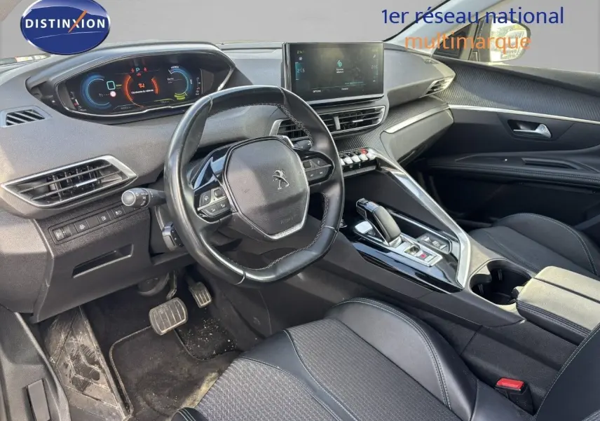 Intérieur du Peugeot 3008 hybride 2022, vue côté conducteur, volant compact et console centrale moderne en noir.