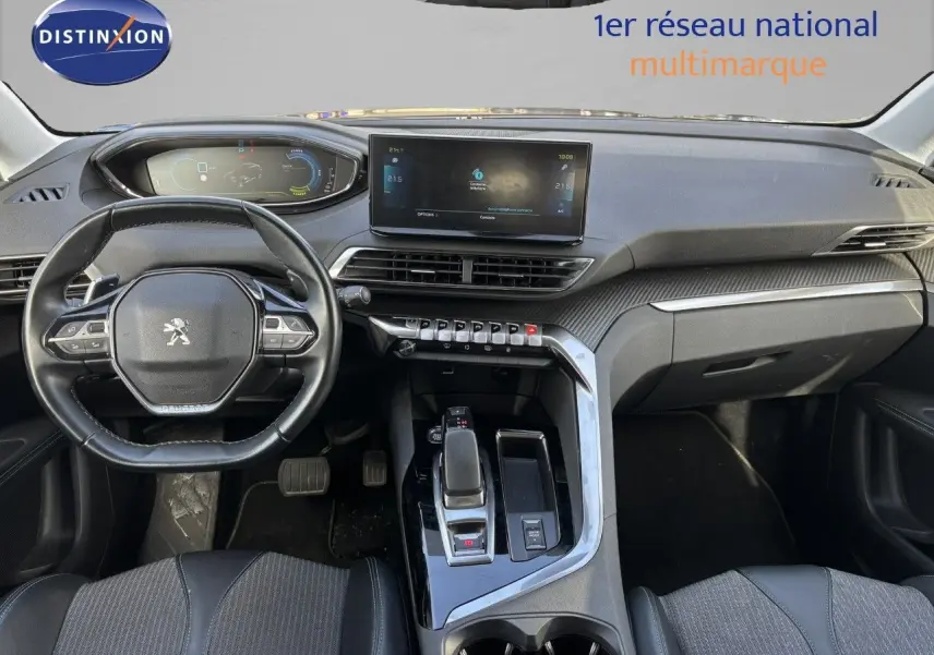 Intérieur du Peugeot 3008 hybride 2022 vu de face, tableau de bord moderne avec écran tactile et volant compact noir.