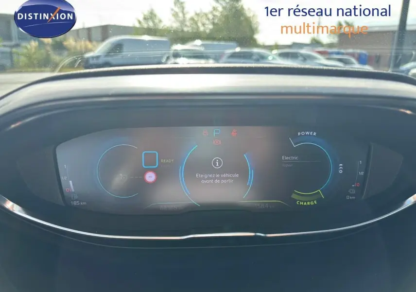 Tableau de bord numérique du Peugeot 3008 hybride gris platinium affichant l'état prêt et la charge électrique.