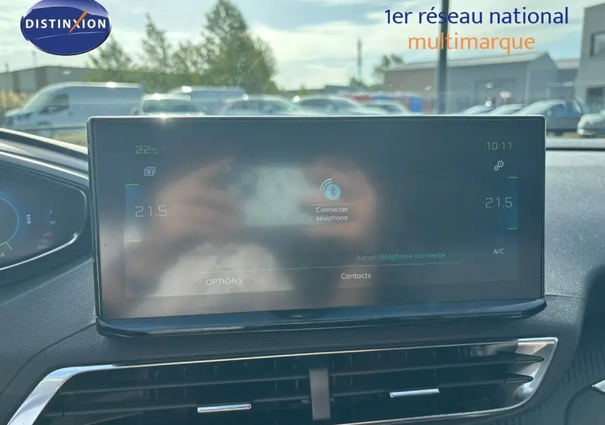 Écran tactile central du tableau de bord du Peugeot 3008 gris platinium, affichant la connexion Bluetooth.