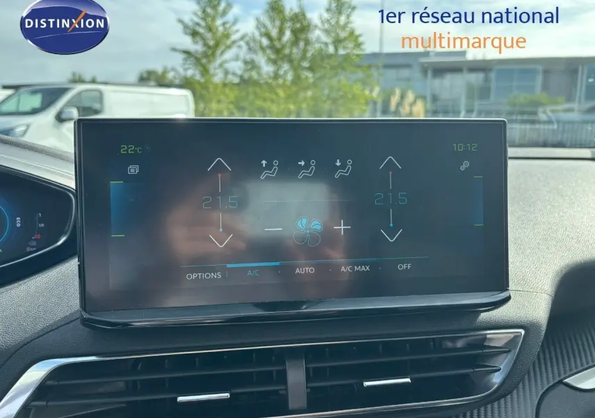 Vue intérieure du tableau de bord du Peugeot 3008 gris platinium, avec écran tactile de climatisation affiché.