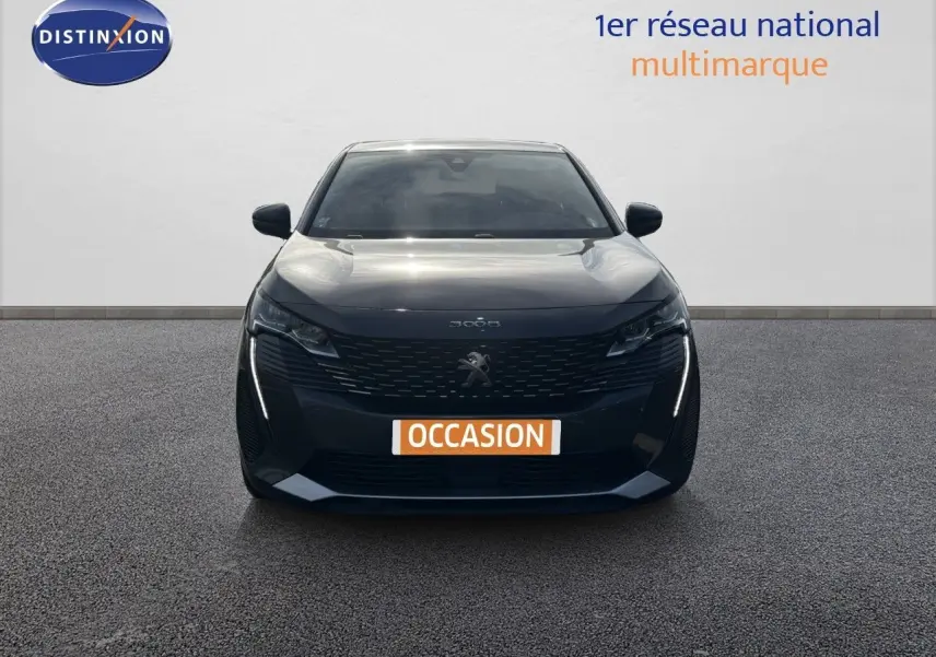 Vue frontale d'un Peugeot 3008 gris platinium 2022 avec feux LED et calandre noire distinctive.