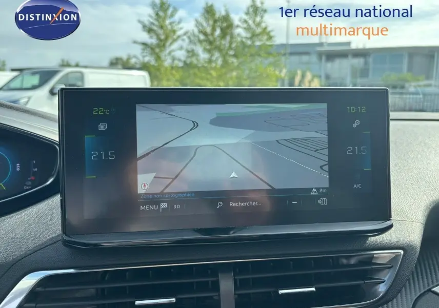 Écran tactile central du Peugeot 3008 gris platinium 2022 affichant la navigation, vue intérieure avant.