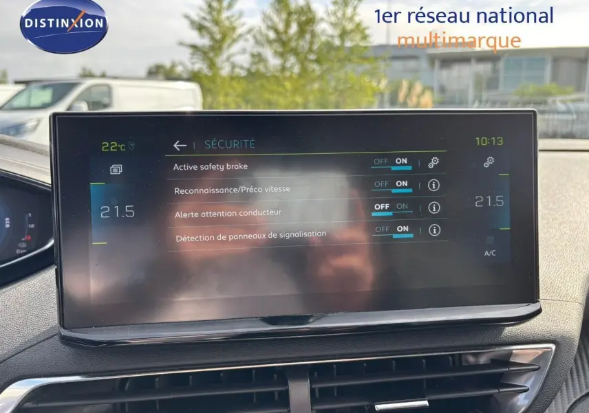 Écran tactile central du Peugeot 3008 gris platinium 2022 affichant les options de sécurité activées.