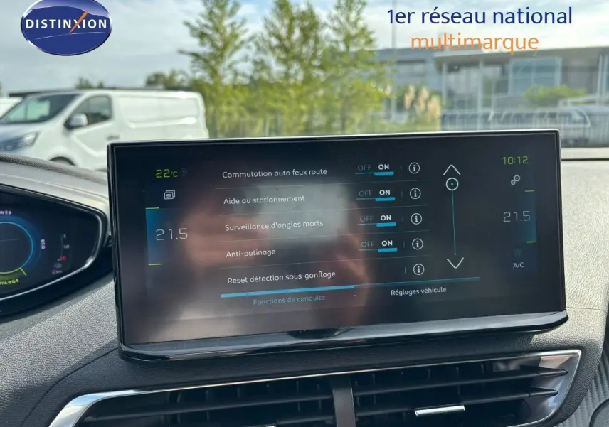 Écran tactile central du Peugeot 3008 gris platinium 2022 affichant les réglages d'aides à la conduite et climatisation.