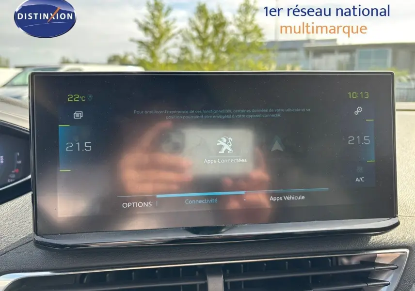 Écran tactile central du Peugeot 3008 gris platinium 2022 affichant les options connectées et la climatisation à 21,5°C.