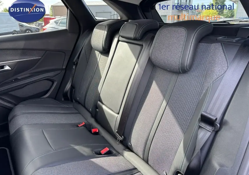 Vue intérieure arrière des sièges arrière en tissu et cuir noir du Peugeot 3008 gris platinium hybride rechargeable 2022