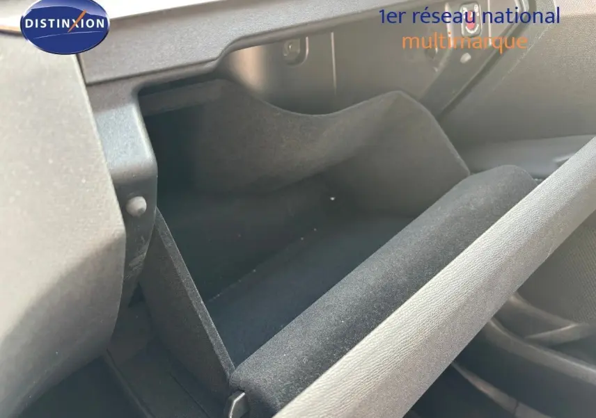 Gant de boîte à gants ouvert en tissu noir à l'intérieur d'un Peugeot 3008 gris platinium 2022.