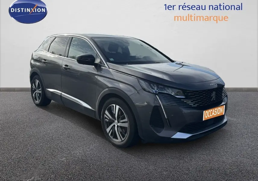 Peugeot 3008 hybride rechargeable gris platinium en 3/4 avant droit avec jantes alliage et calandre noire distinctive.