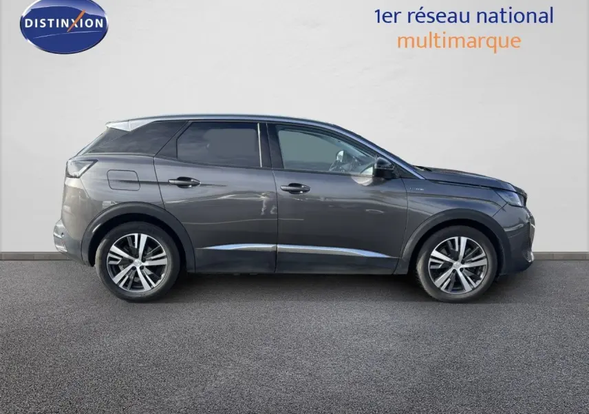 Profil droit du Peugeot 3008 hybride rechargeable gris platinium avec jantes alliage et lignes chromées basses.