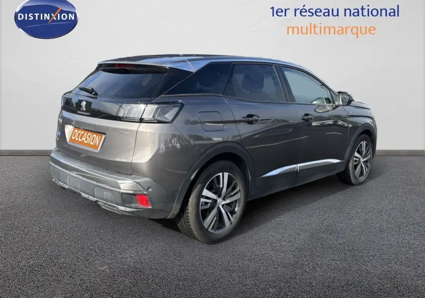 Peugeot 3008 hybride gris platinium en 3/4 arrière droit, avec jantes alliage et vitres teintées.