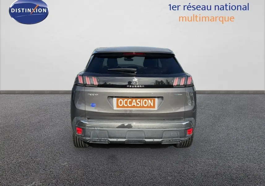 Vue arrière d'un Peugeot 3008 gris platinium hybride rechargeable de 2022 avec feux LED distinctifs et plaque "OCCASION" visible.