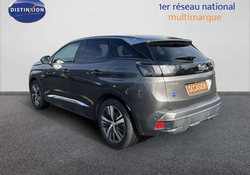 Peugeot 3008 hybride rechargeable gris platinium en 3/4 arrière droit, avec jantes alliage et feux LED distinctifs.