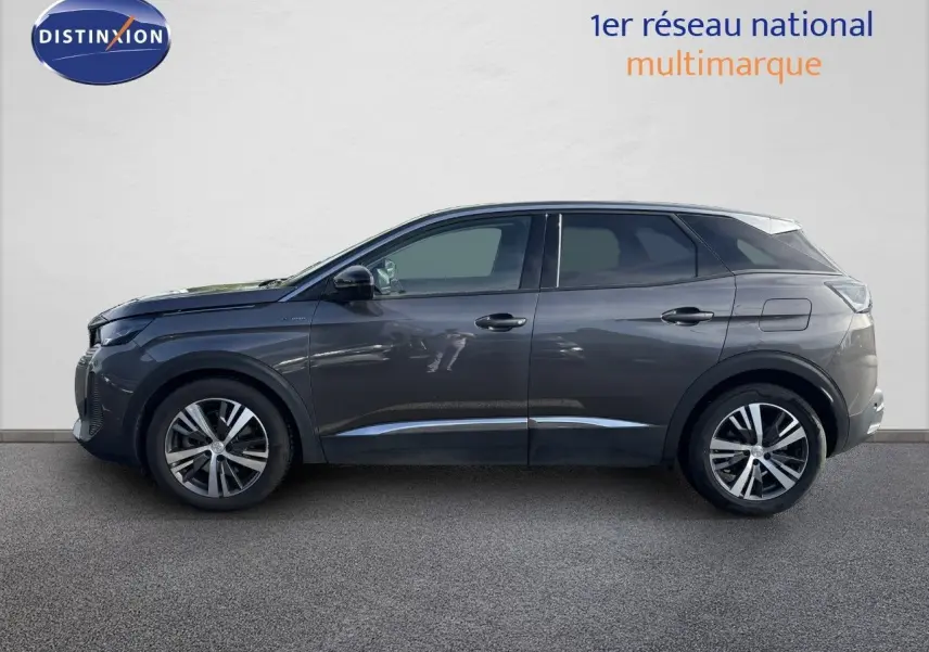 Profil côté gauche d'un Peugeot 3008 hybride rechargeable gris platinium avec jantes alliage et lignes chromées.