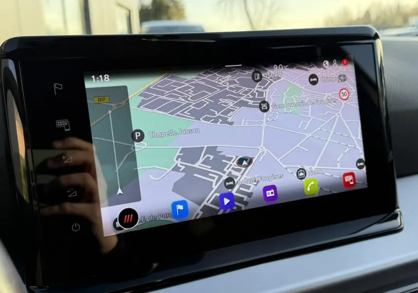 Écran tactile du système de navigation NaviSystem+9 dans une SEAT Ibiza TSI 115 FR 2025, vue de face.