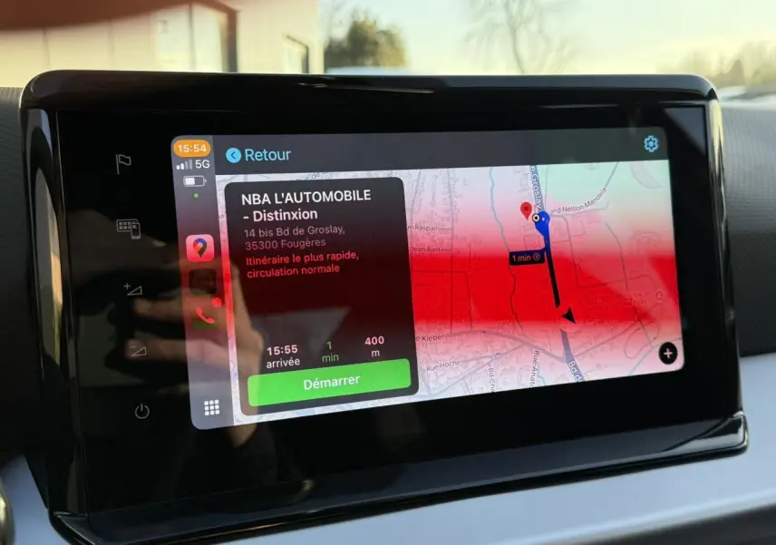 Écran tactile du système de navigation NaviSystem+9 de la SEAT IBIZA bleu saphir, affichant un itinéraire.