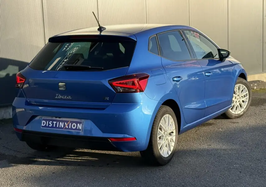 Vue 3/4 arrière droite d'une SEAT Ibiza bleu saphir avec feux arrière LED et jantes alliage 16 pouces.