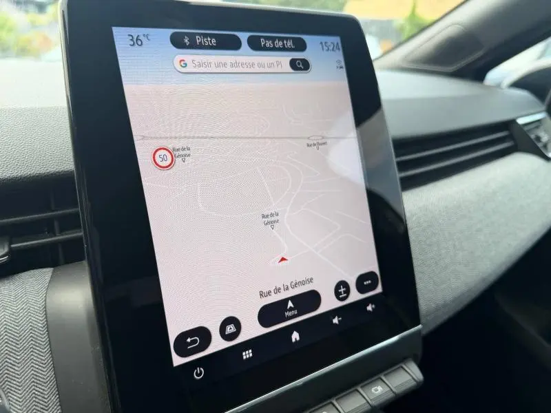 Vue rapprochée de l'écran tactile central du tableau de bord de la Renault Clio gris schiste, affichant le GPS.