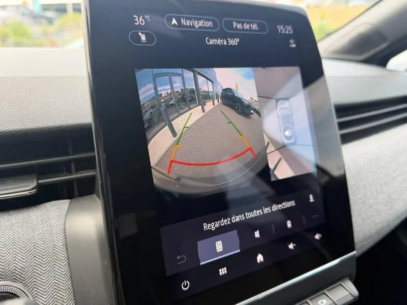 Écran tactile intérieur montrant la caméra 360° d'une Renault Clio gris schiste en vue arrière stationnement.