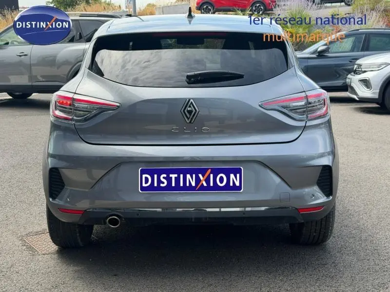 Vue arrière d'une Renault Clio gris schiste 2025 avec feux LED et sortie d'échappement chromée visible.