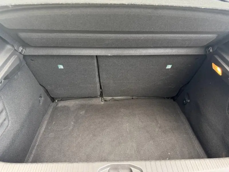Coffre ouvert vu de face de la Renault Clio 1.0 Eco-G 100ch Techno gris schiste, intérieur tissu noir.