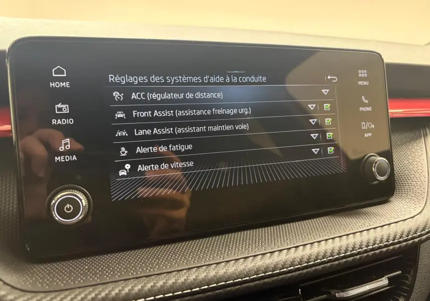 Écran tactile du tableau de bord de la Skoda Fabia 2025 affichant les réglages d’aide à la conduite.