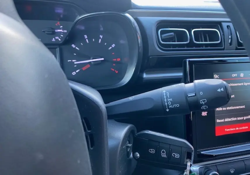 Vue rapprochée du tableau de bord noir de la Citroën C3 Shine 2023, avec commandes au volant et écran tactile.