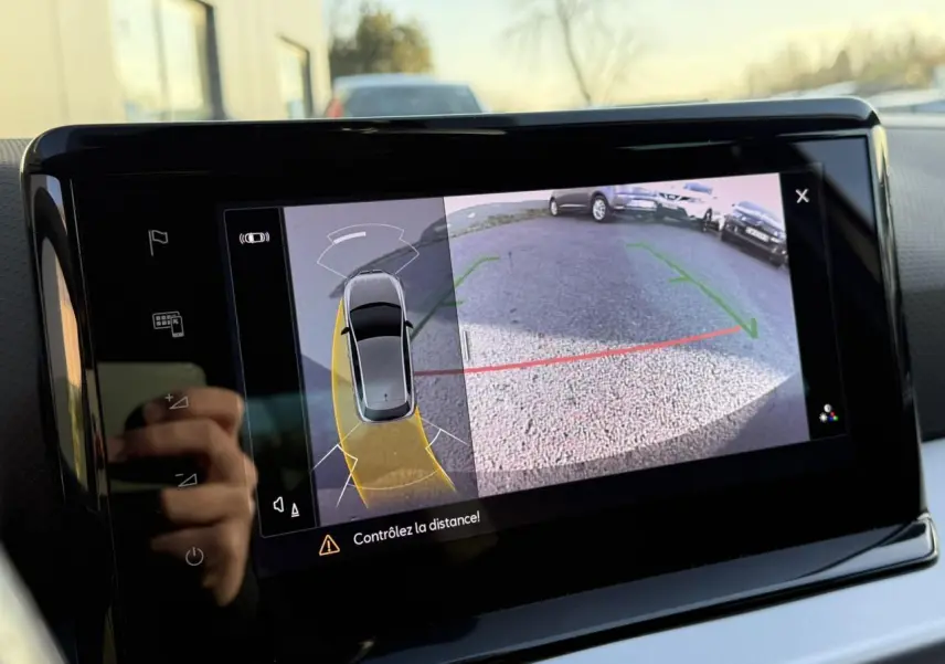 Écran de caméra de recul et capteurs de proximité du SEAT IBIZA TSI 115 FR, vue intérieure du tableau de bord.